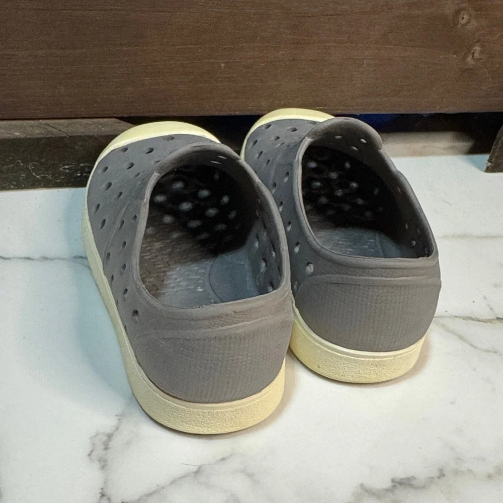 4/$15 Old Navy Gray Kids Slip-On Shoes Size 6c